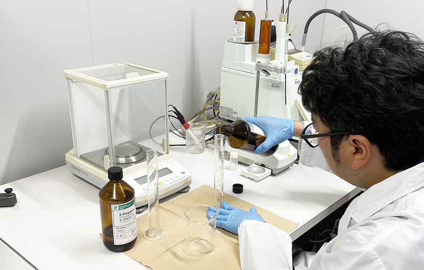 油の分析・潤滑油管理をしている様子