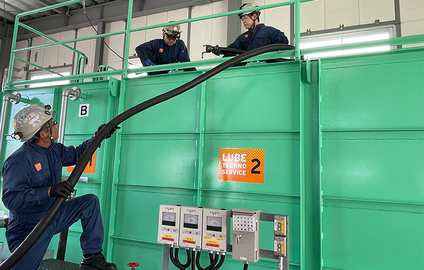 浄油作業・更油作業をしている様子